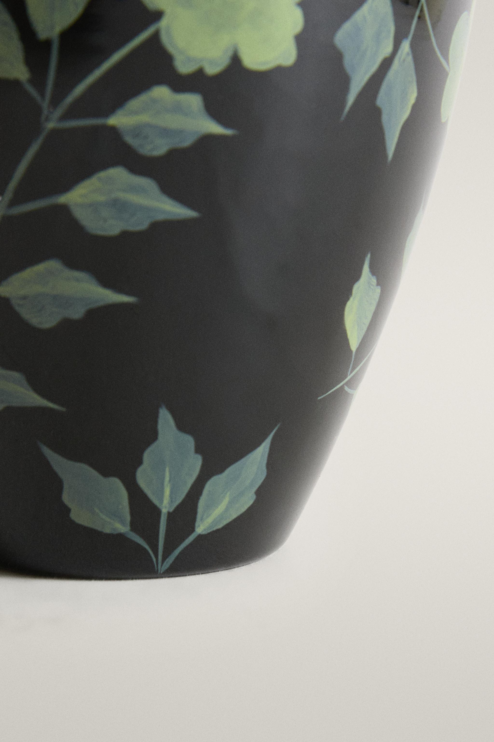 DECORATIVE GLASS VASE WITH FLOWERS