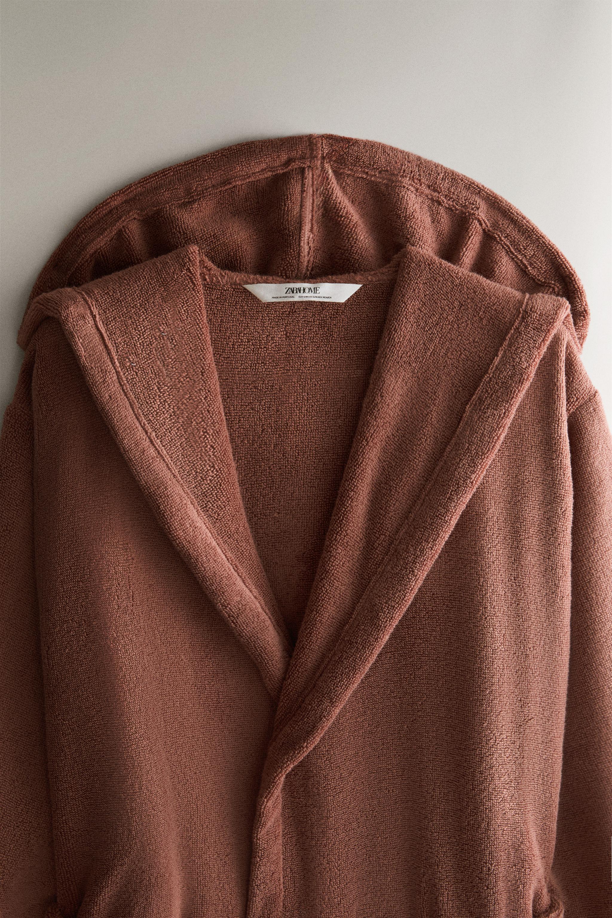 EXTRA SOFT HOODED BATHROBE (380 GXM²)