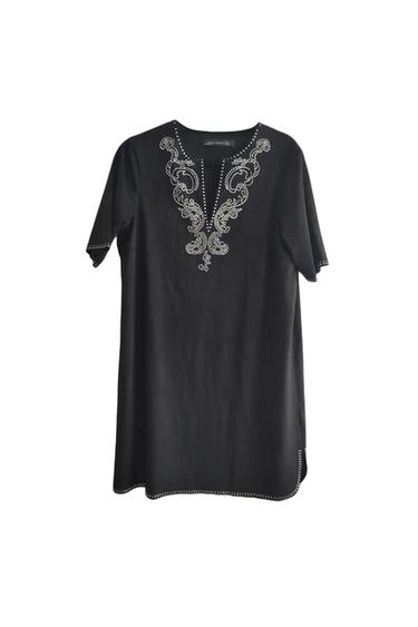 VESTIDO DE ESCOTE PICO Y MANGA CORTA