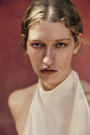 TOP HALTER SATINADO ZW COLLECTION - Crudo de Zara