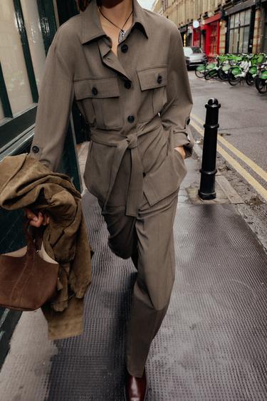 قميص بأكمام مشمورة وحزام - مِحْمر الخاص بـ Zara