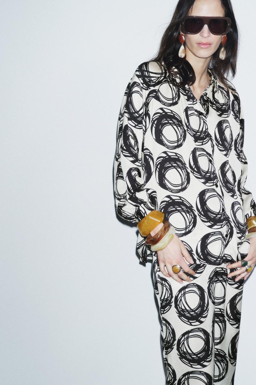 10 blusas de Zara extra elegantes para mujeres de 50 años: combinan con  vaqueros y son muy juveniles