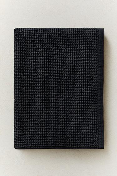 WAFFLE-KNIT COTTON BATH TOWEL - Black by Zara
