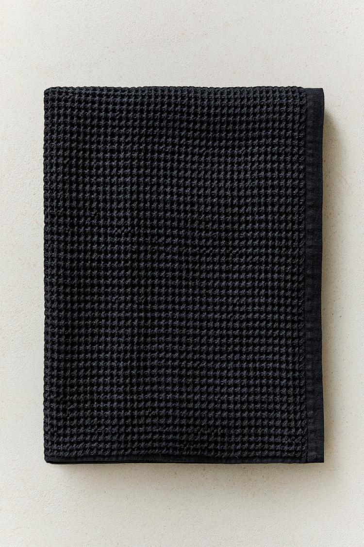 WAFFLE-TEXTURE COTTON BATH TOWEL — Black