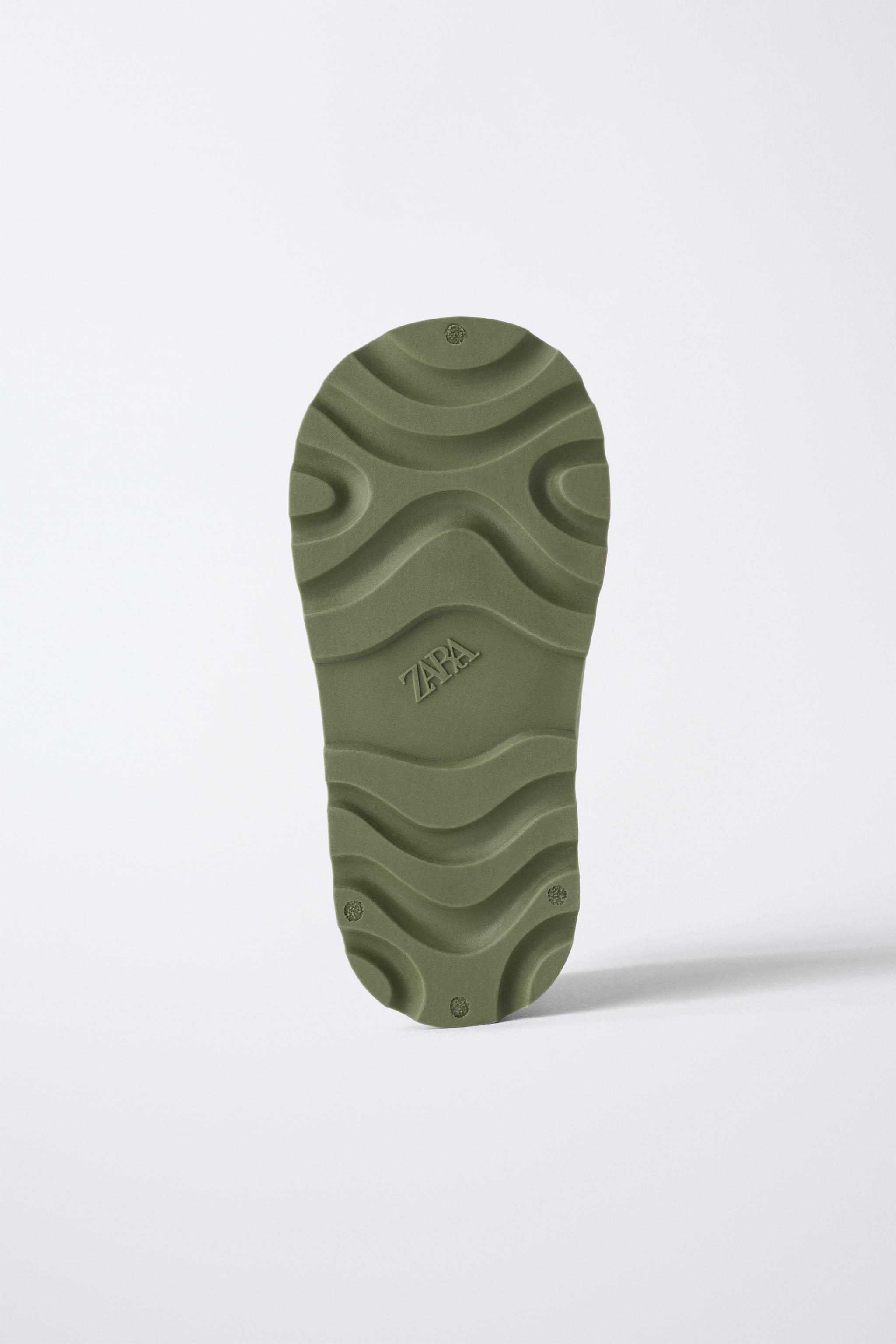 RAIN BOOTS