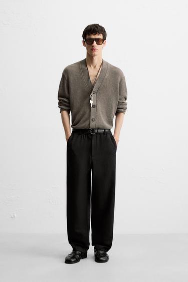 بنطلون REGULAR FIT هيكلي - أسود الخاص بـ Zara