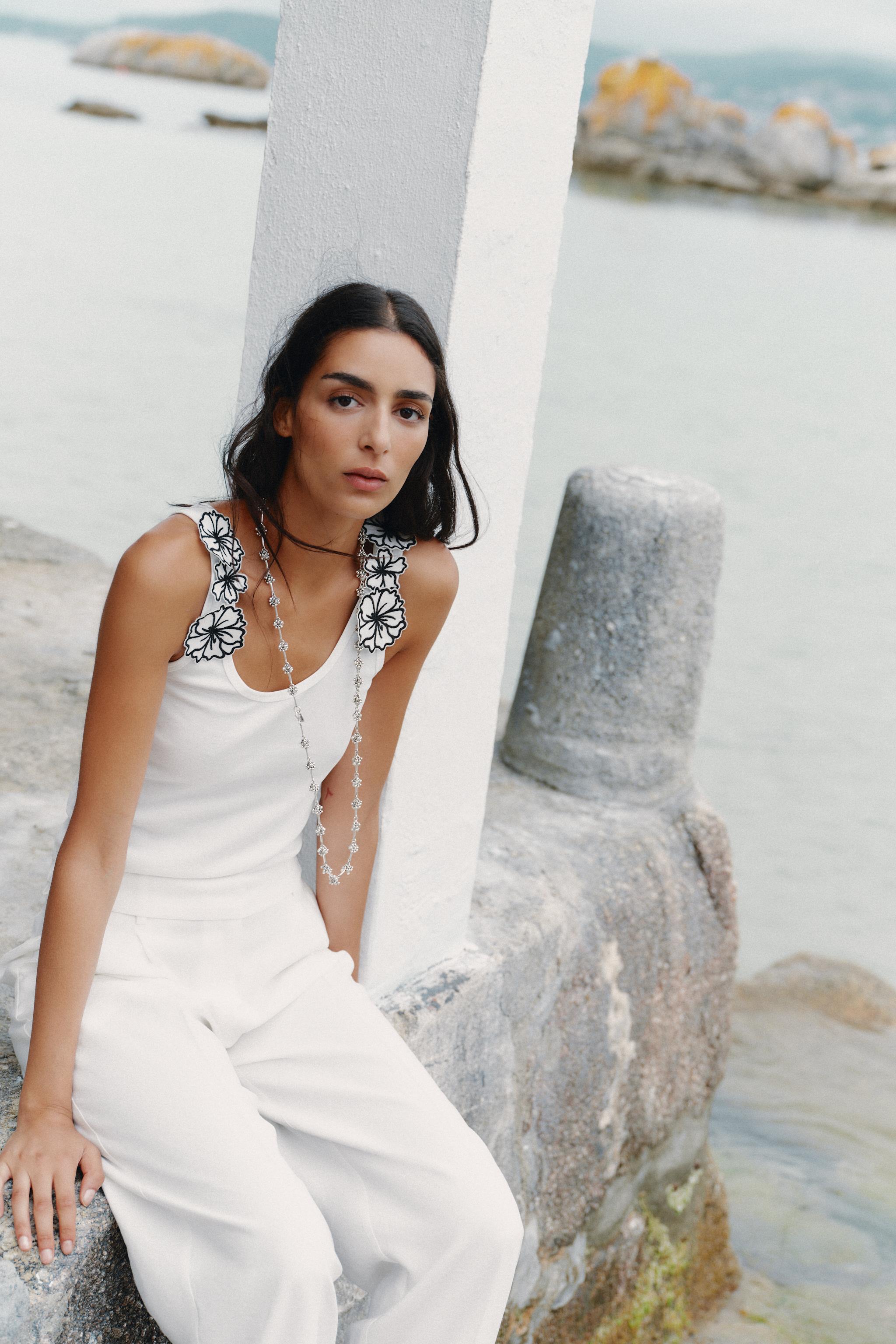 TOP AVEC APPLIQUES FLEURS