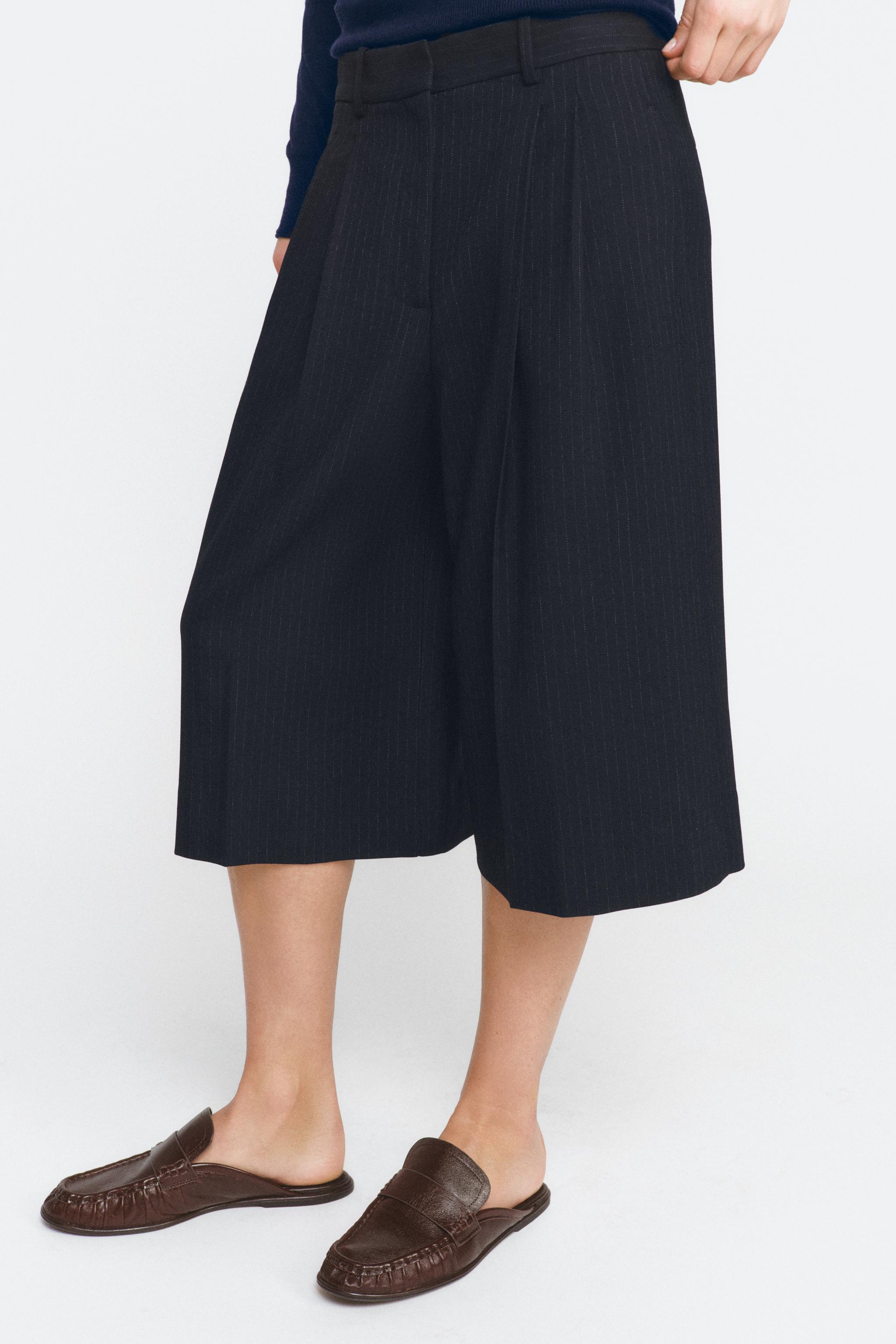 ZW COLLECTION PINSTRIPE PLEATED BERMUDA SHORTS