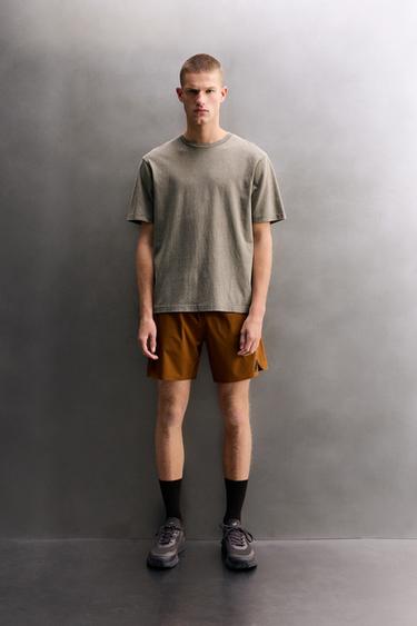 تيشرت رانينغ بطبعة رسومات - رمادي أنثراسايت الخاص بـ Zara