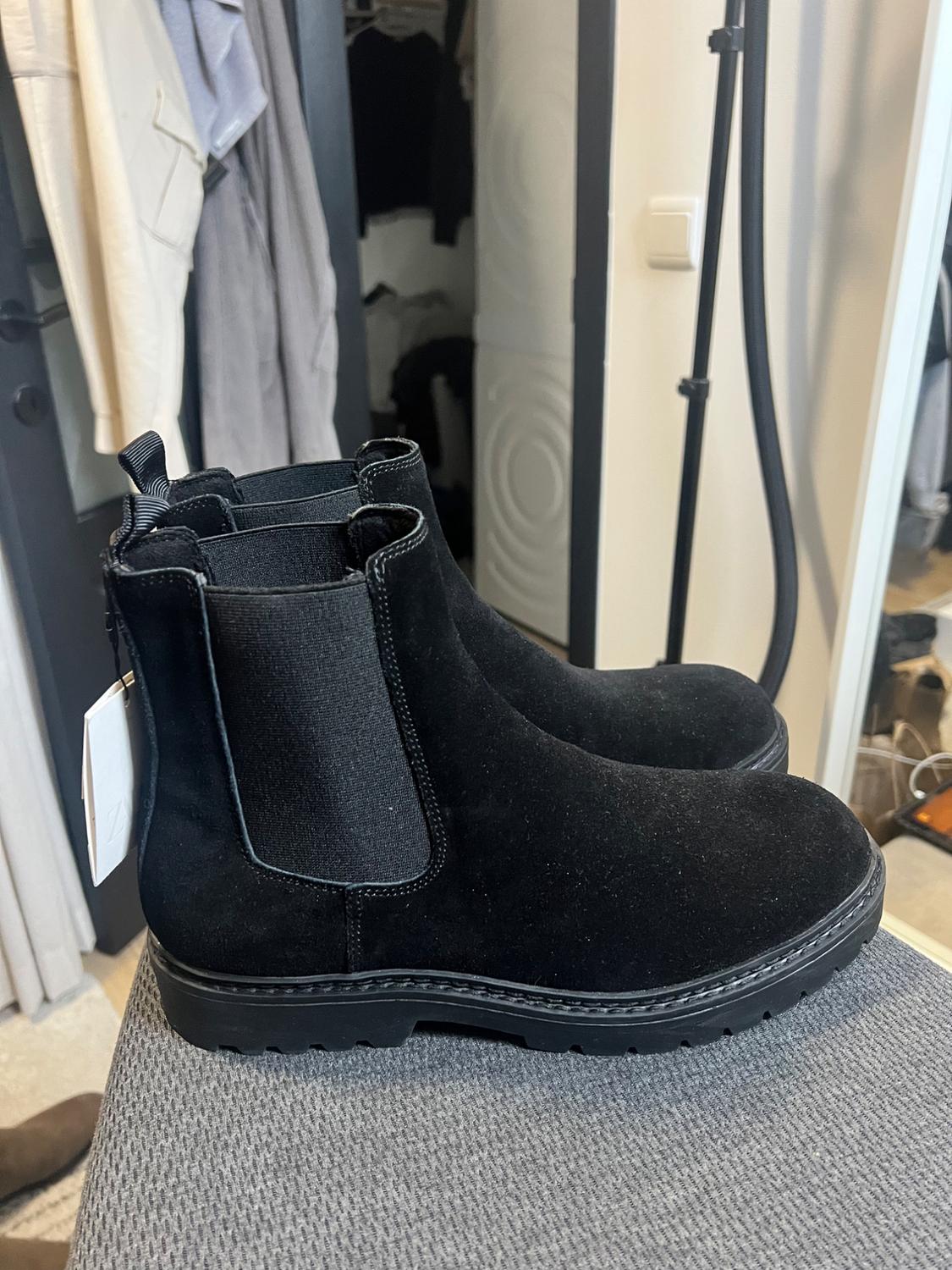 LEATHER CHELSEA BOOTS - Image 2