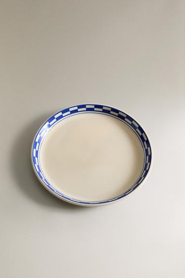 ASSIETTE À PAIN CÉRAMIQUE BORD CARREAUX - Écru de Zara - Image 1