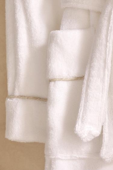 BATHROBE WITH PIPING (400 GXM²) - White by Zara