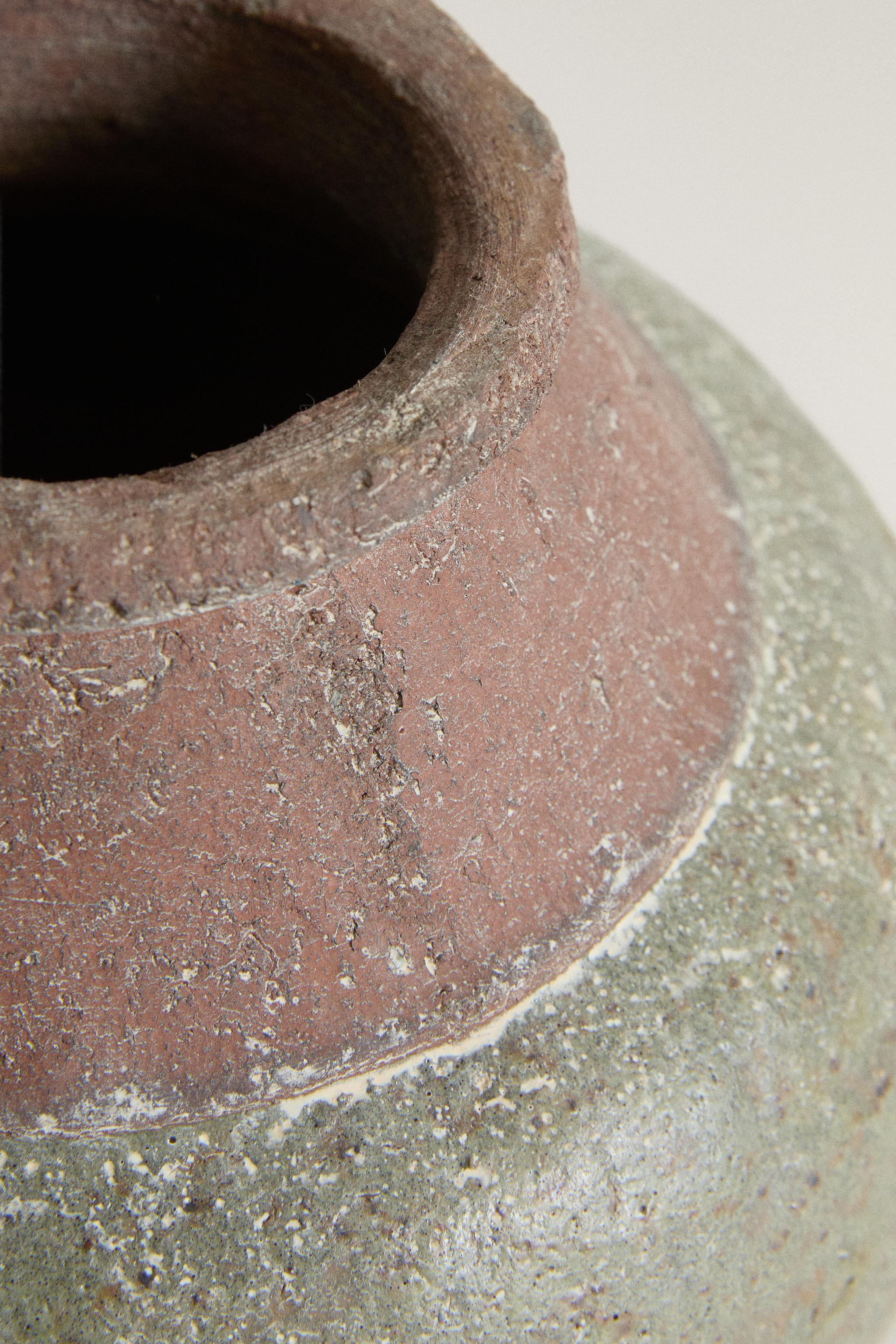 ROUND DECORATIVE CERAMIC VASE