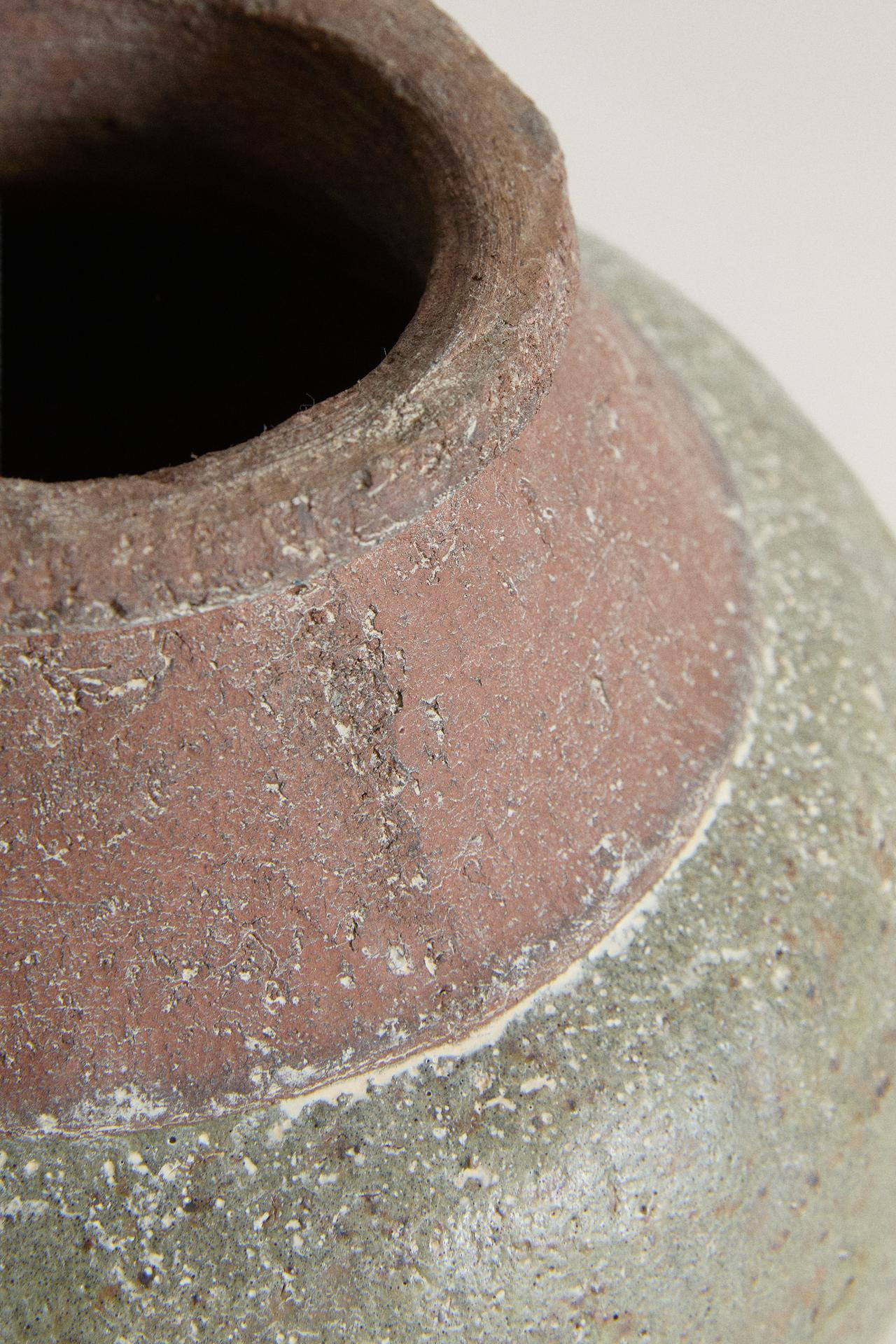 ROUND DECORATIVE CERAMIC VASE — Light maroon