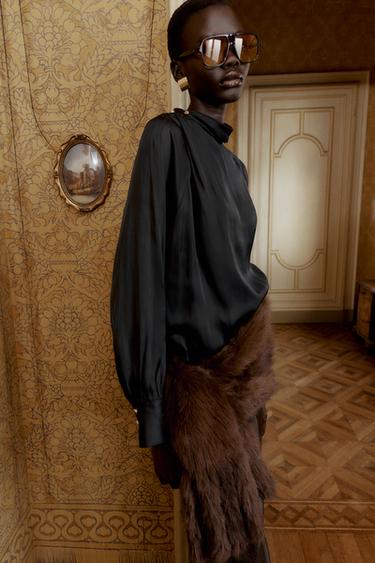 BLOUSE SATINÉE BOUTONS ÉPAULE - Noir de Zara - Image 2