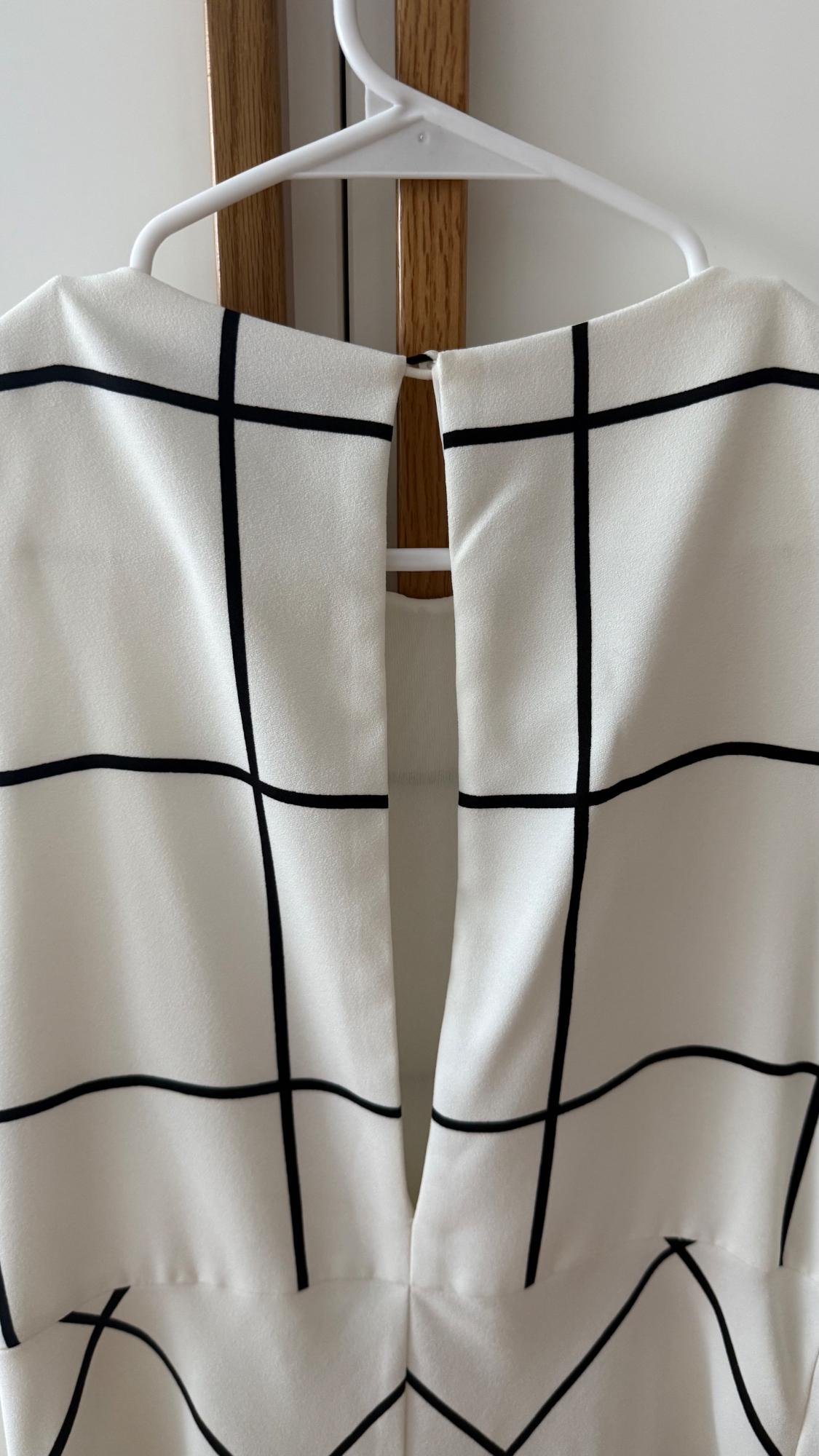 MONO CORTO PANTALÓN CON ESPALDA ABIERTA . FORRO Y BOLSILLOS LATERALES - Image 3