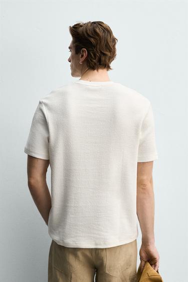 T-SHIRT REGULAR FIT STRUCTURÉ - Blanc cassé de Zara - Image 2