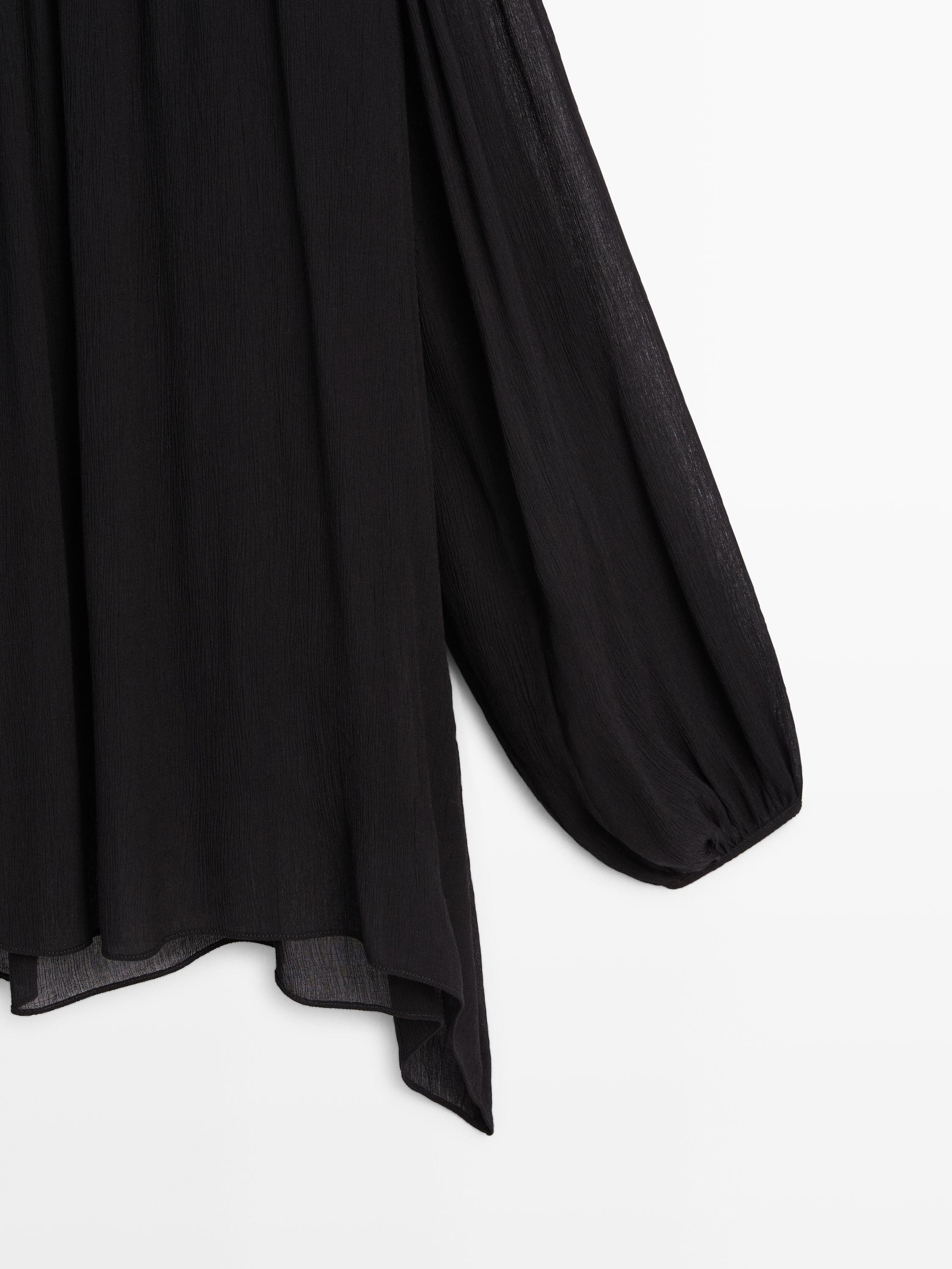 Flowing blouse with collar detail