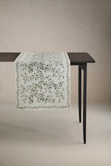 CHRISTMAS HOLLY LEAF TABLE RUNNER - أخضر الخاص بـ Zara