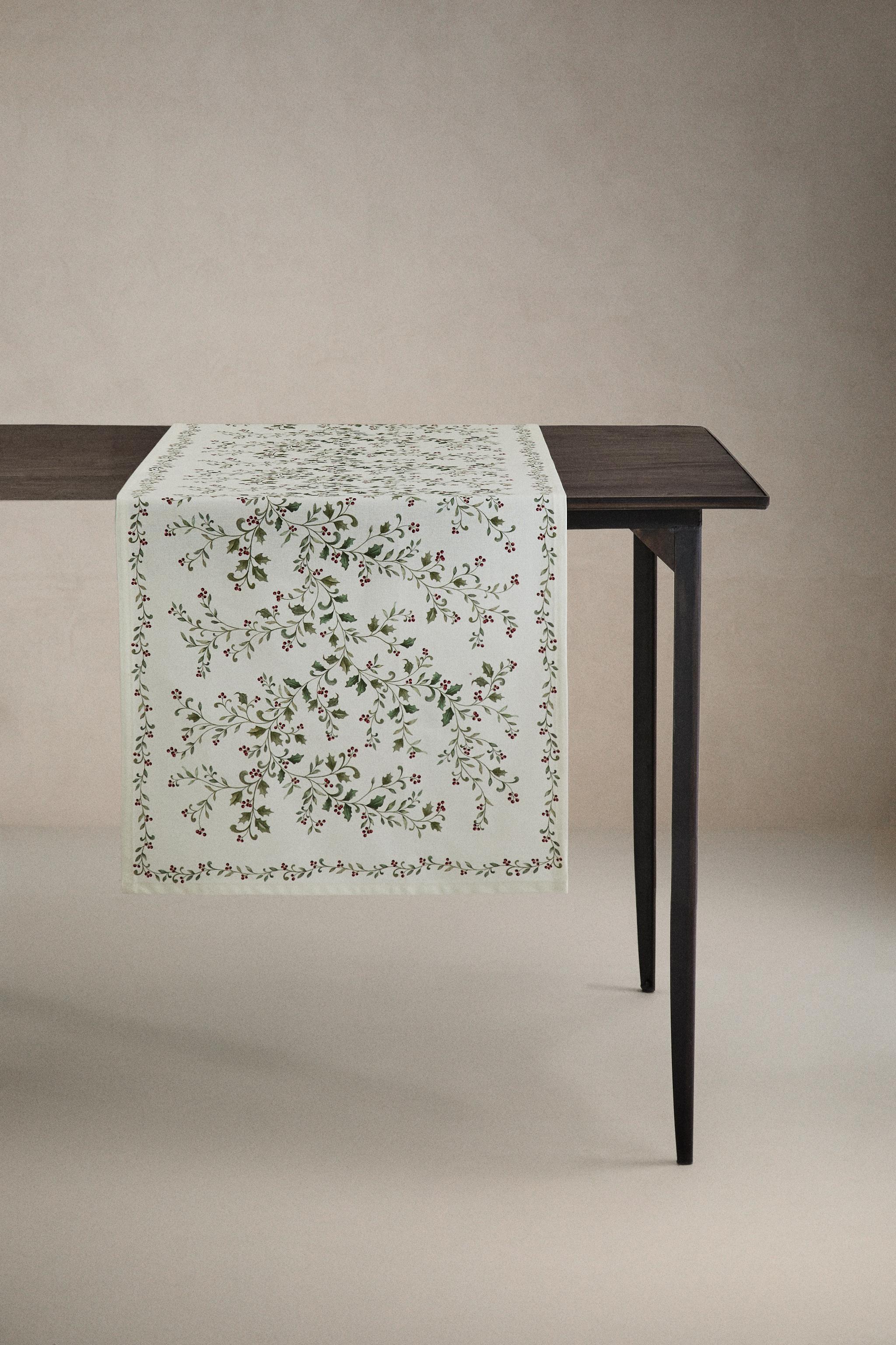 CHRISTMAS HOLLY LEAF TABLE RUNNER