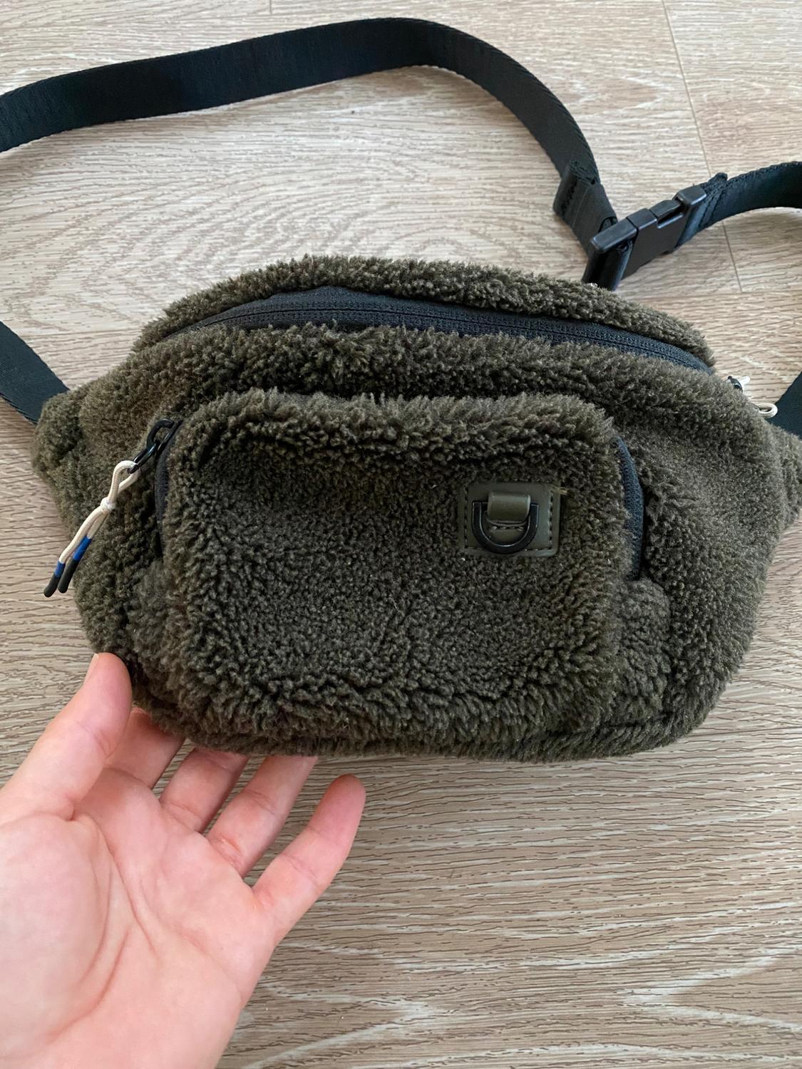 FAUX FLEECE BELT BAG - Image 2