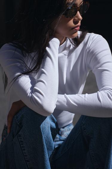CAMISETA CUELLO ALTO - Blanco de Zara