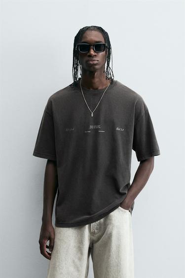 CAMISETA TEXTO RELIEVE - Gris medio de Zara