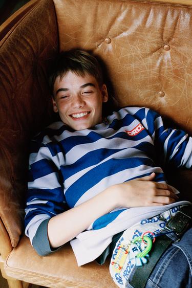 SUDADERA RAYAS TEXTO - Azul de Zara