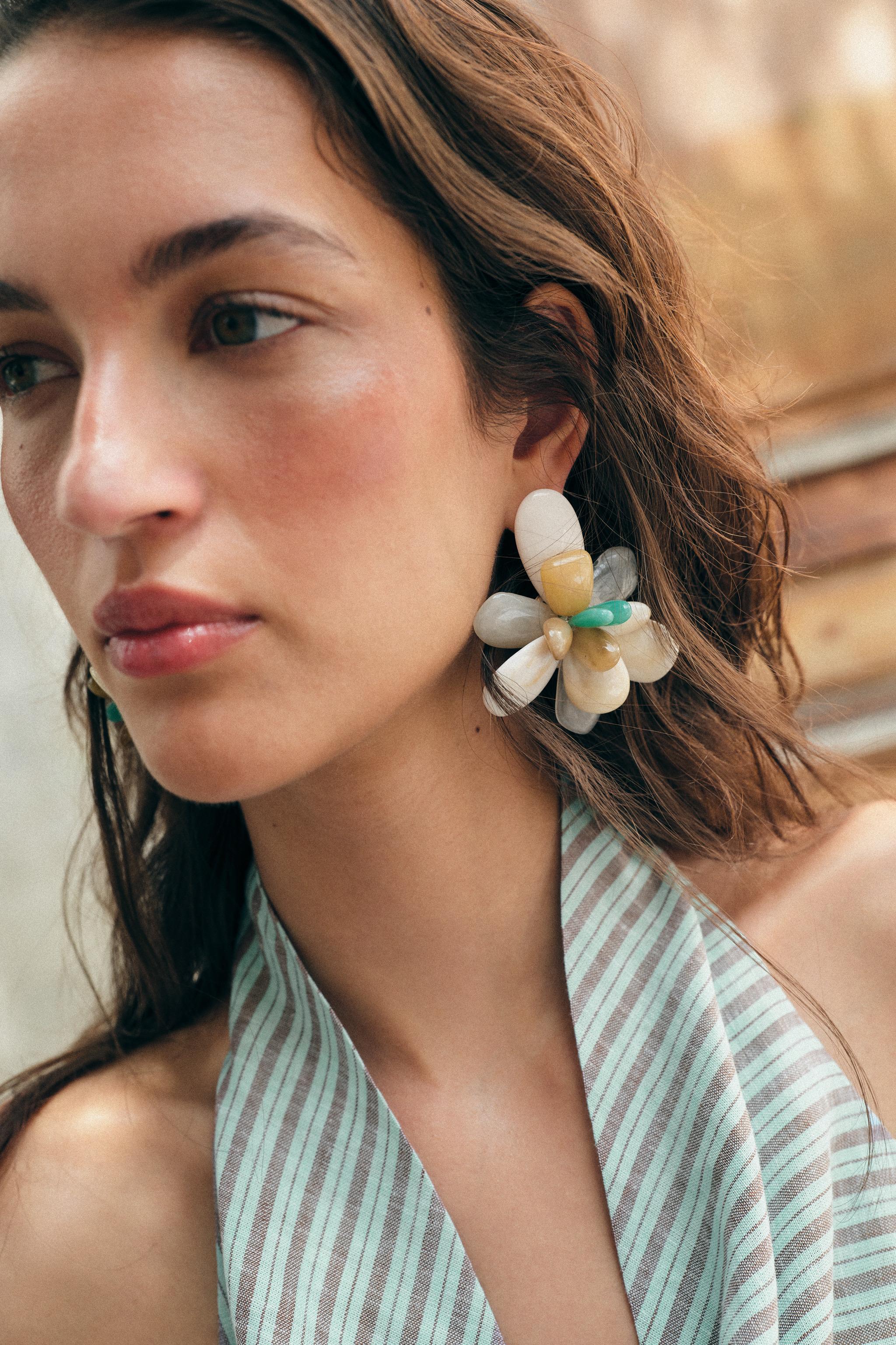 Женские аксессуары Zara RESIN FLOWER EARRINGS