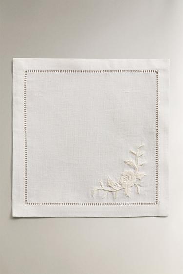 LOT DE 4 SERVIETTES DE TABLE COCKTAIL LIN BRODÉ - Écru de Zara - Image 1