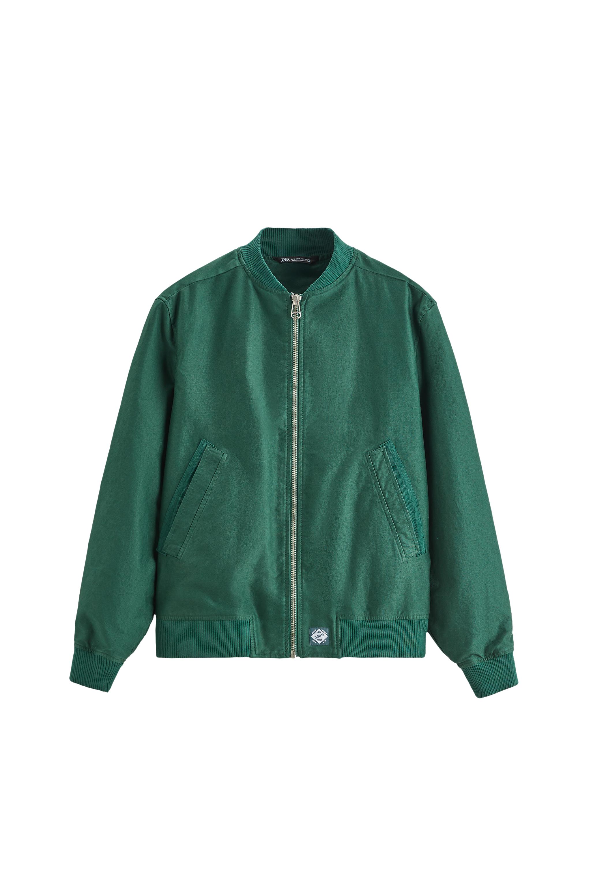 High collar jacket with long sleeves. Front welt pockets and