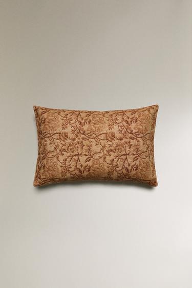 КАЛЪФКА ЗА ДЕКОРАТИВНА ВЪЗГЛАВНИЦА С ЦВЕТЯ - 772 от Zara