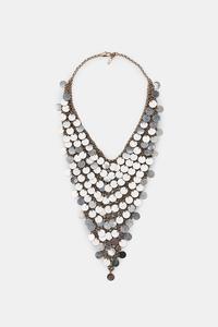 �eln� pohled na n�hrdeln�k typu brynd��ek s �l�nky a kruhov�mi desti�kami ve st��brn� barv�, zap�n�n� na karabinku.