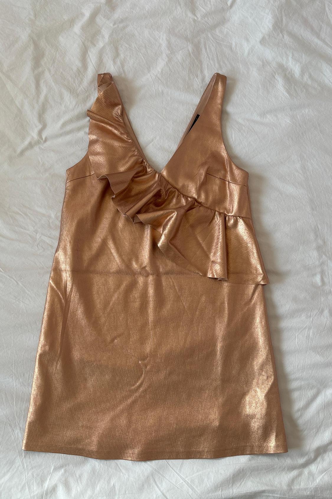 VESTIDO CORTO ROSA METALIZADO CON VOLANTE - Image 5