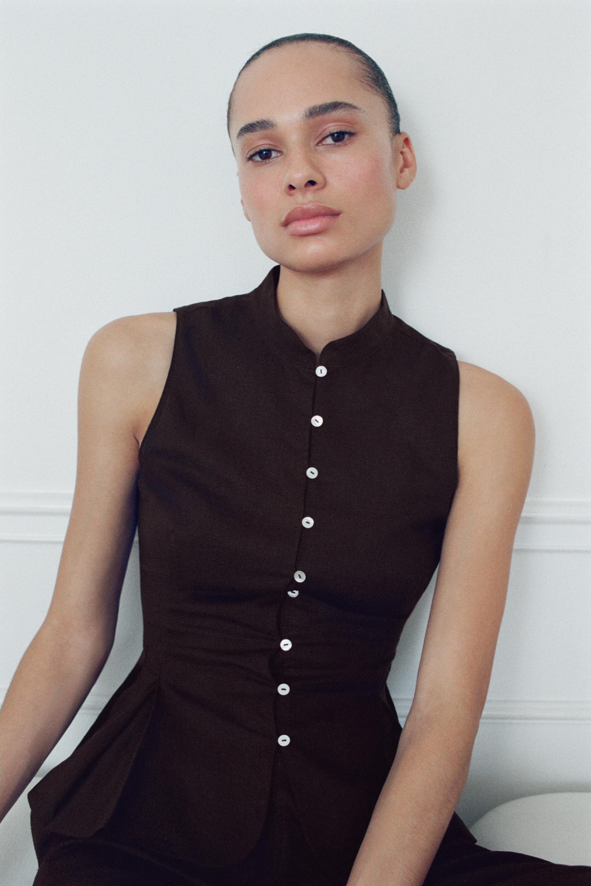SLEEVELESS LINEN SHIRT