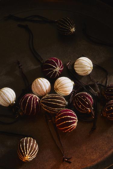PACK OF VELVET BAUBLE CHRISTMAS TREE DECORATIONS (PACK OF 20) - Burgundy by Zara - Image 4