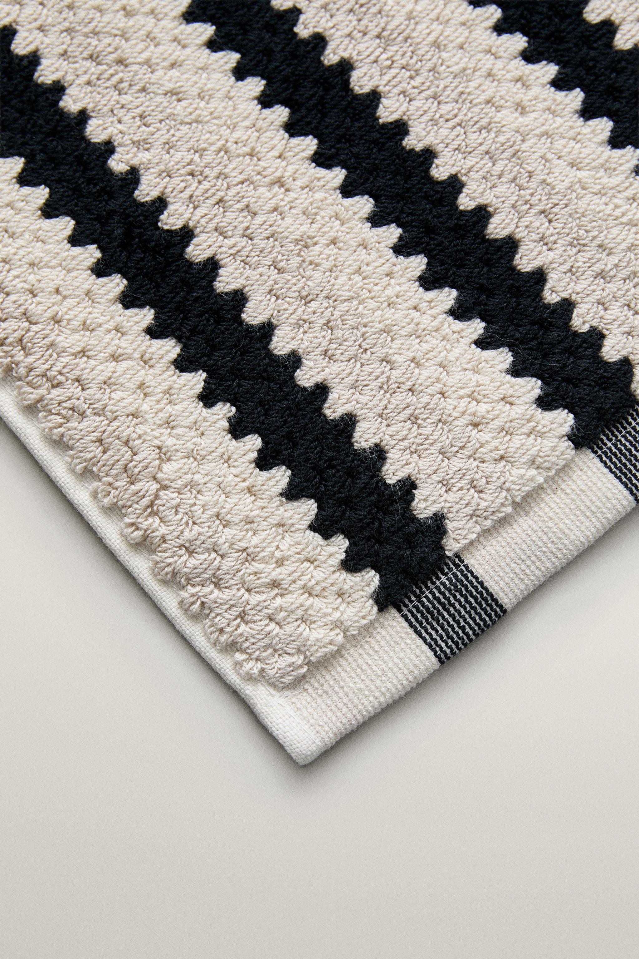 GEOMETRIC JACQUARD BATH MAT