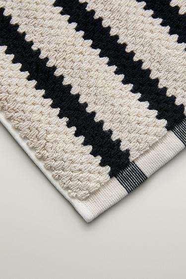 GEOMETRIC JACQUARD BATH MAT — Black 2
