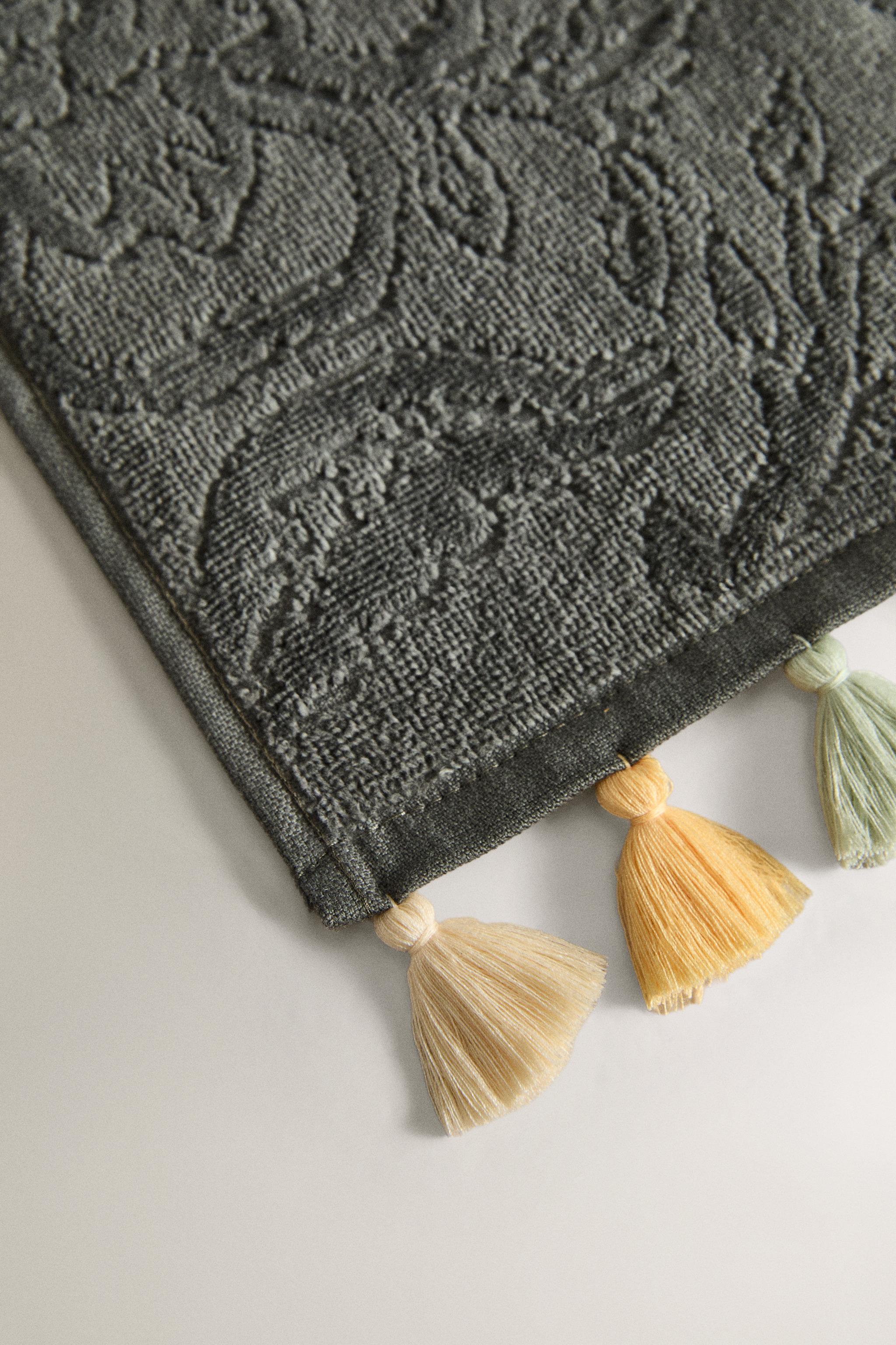 JACQUARD POMPOM BATH TOWEL