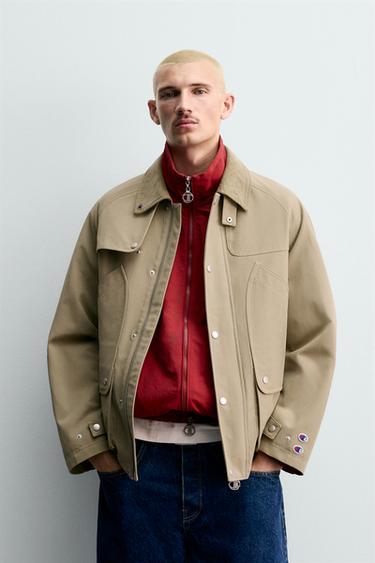 TRENČKOT Z ŽEPI CHAMPION ® X ZARA - Bež od Zare