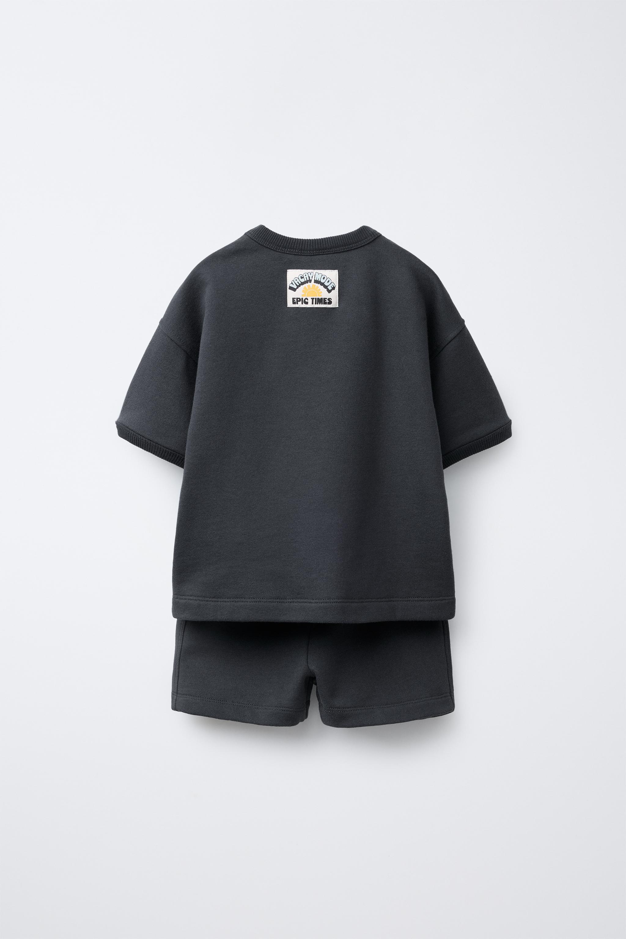 ラベル付きジョギングTシャツ＆バミューダパンツセット