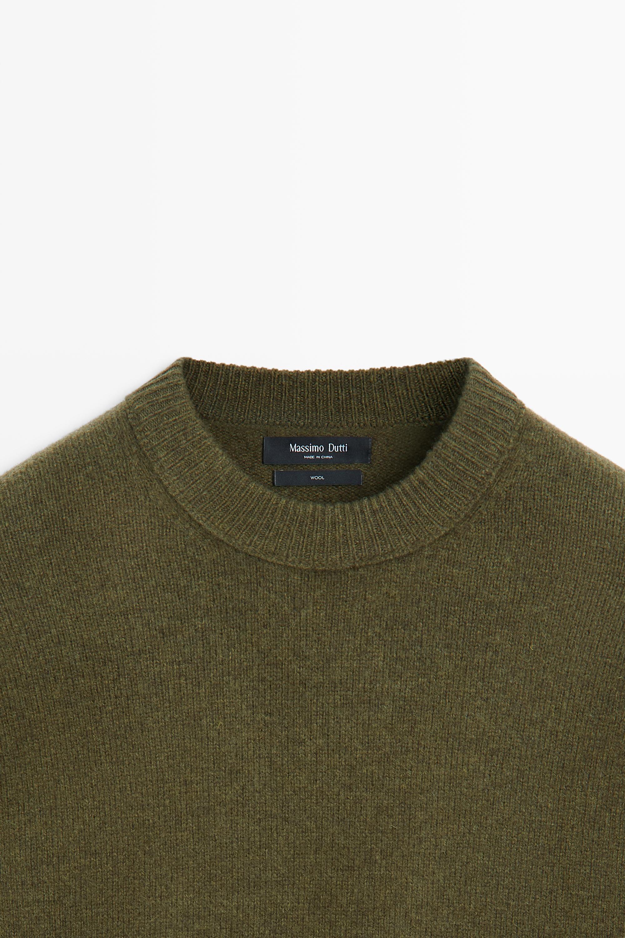 100% wool knit round-neck sweater
