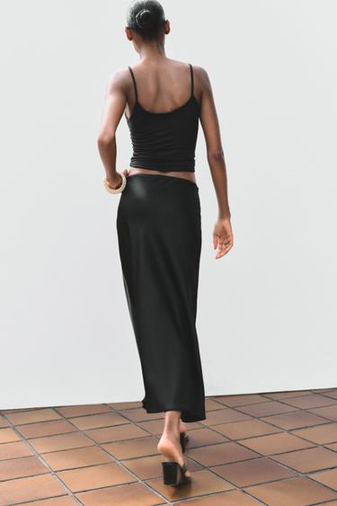 FALDA MIDI SATINADA - Negro de Zara
