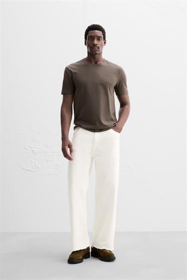 CAMISETA SLIM FIT BÁSICA - Marrón de Zara - Imagen 0
