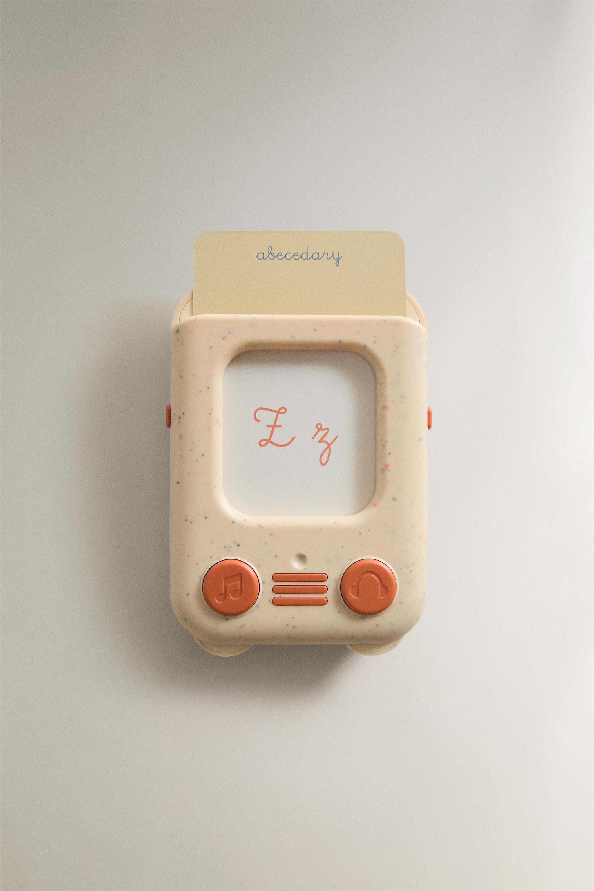 CHILDREN’S TOY: LEARNING THE ALPHABET (ENGLISH) — Cream
