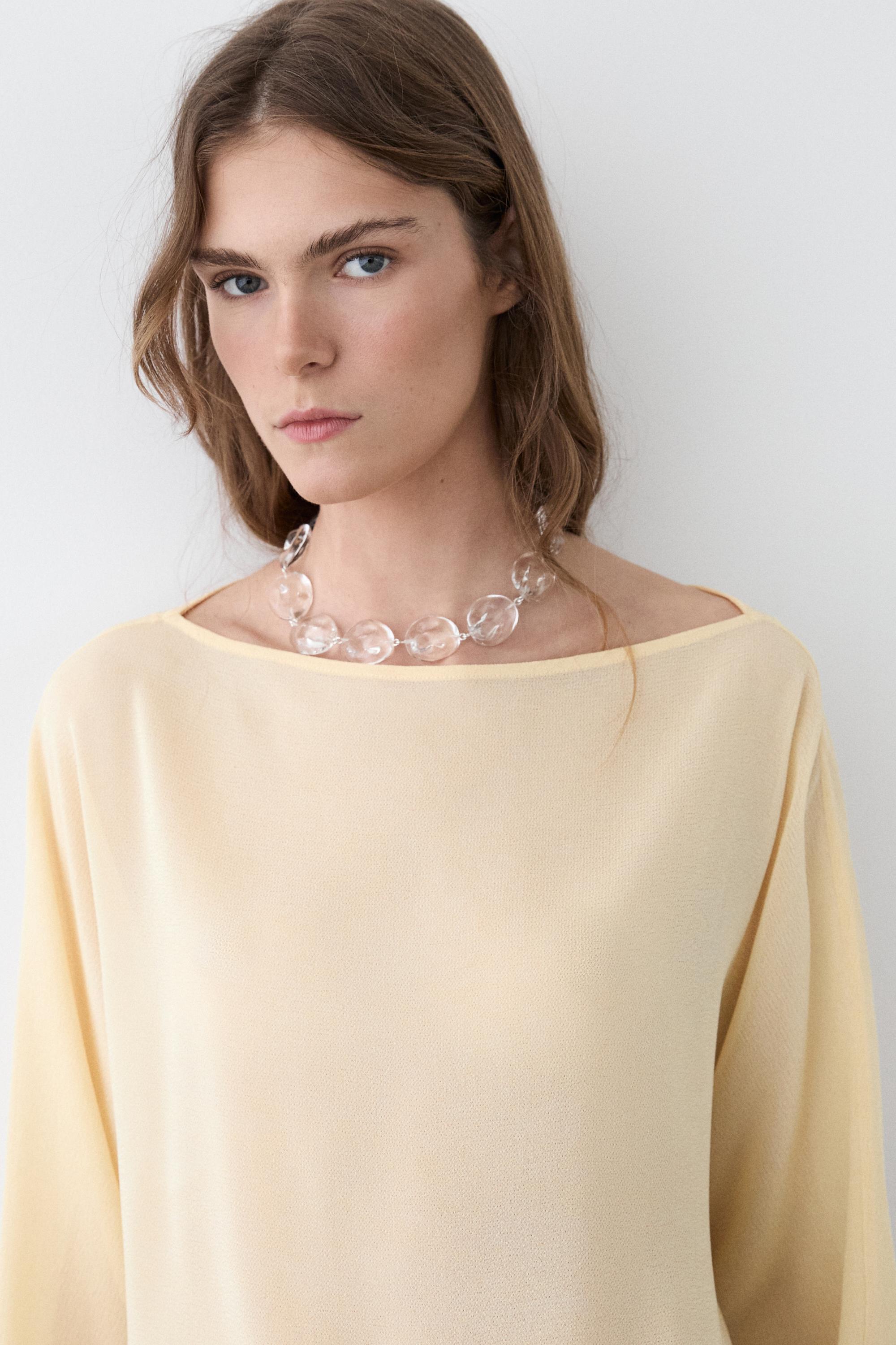 Necklace with glass pieces