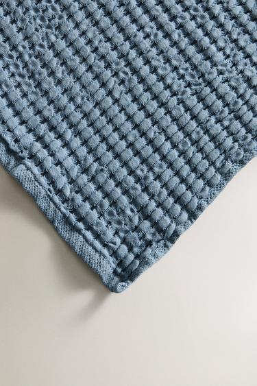 CHUNKY WAFFLE-KNIT BATH TOWEL - Light blue by Zara - Image 2