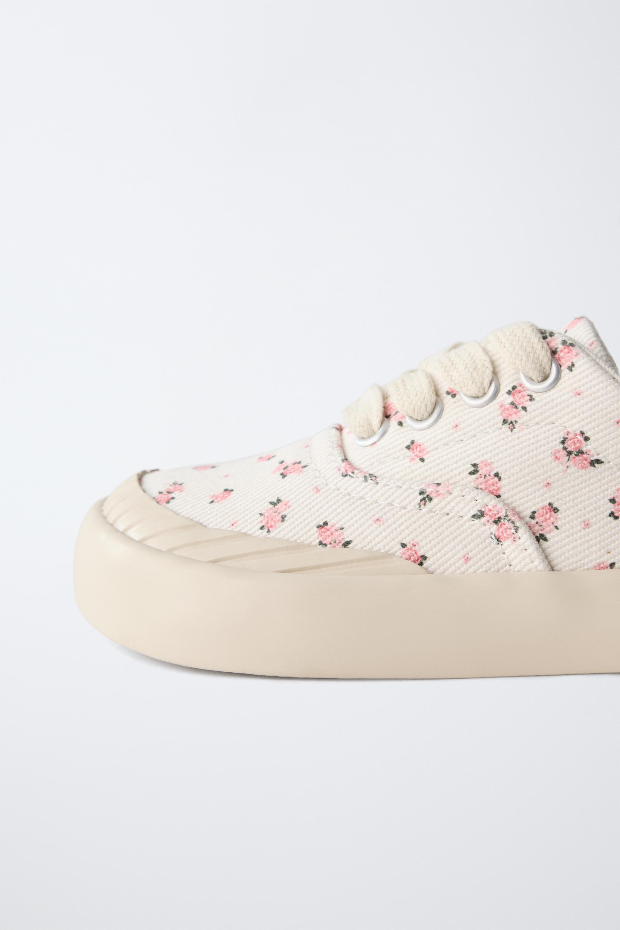 スニーカー Oly Flower Fox Sneakers in White Cotton White Leather Lace-Up Sneakers With Removable Flowers