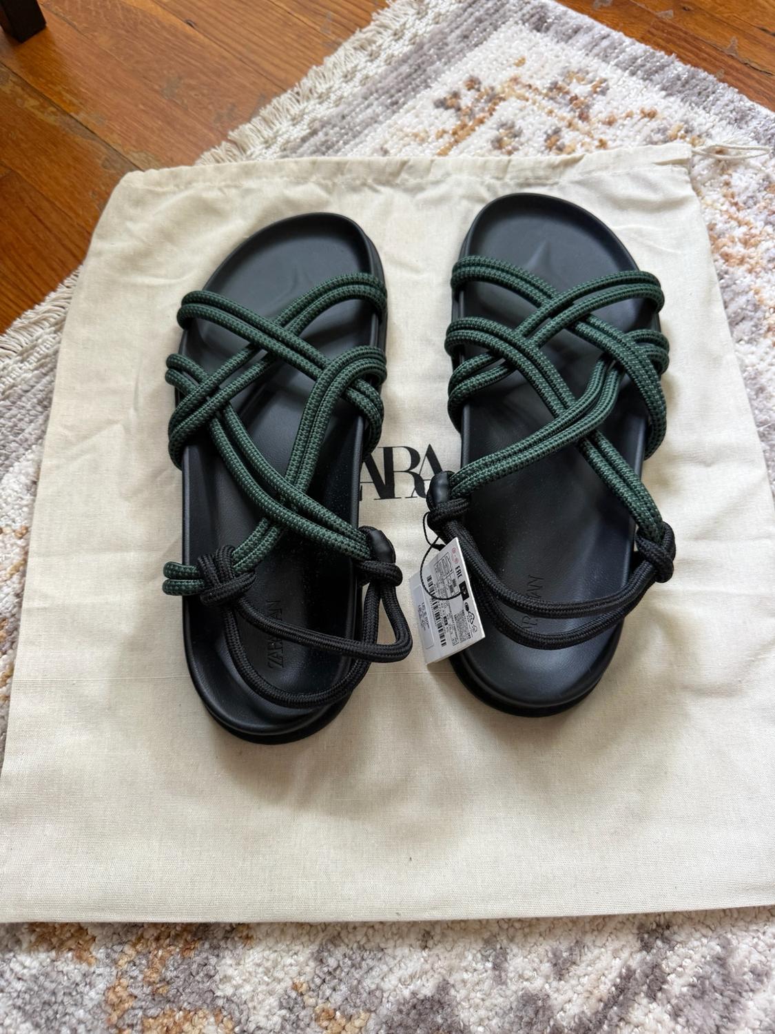 CONTRAST STRAP SANDALS - Image 2