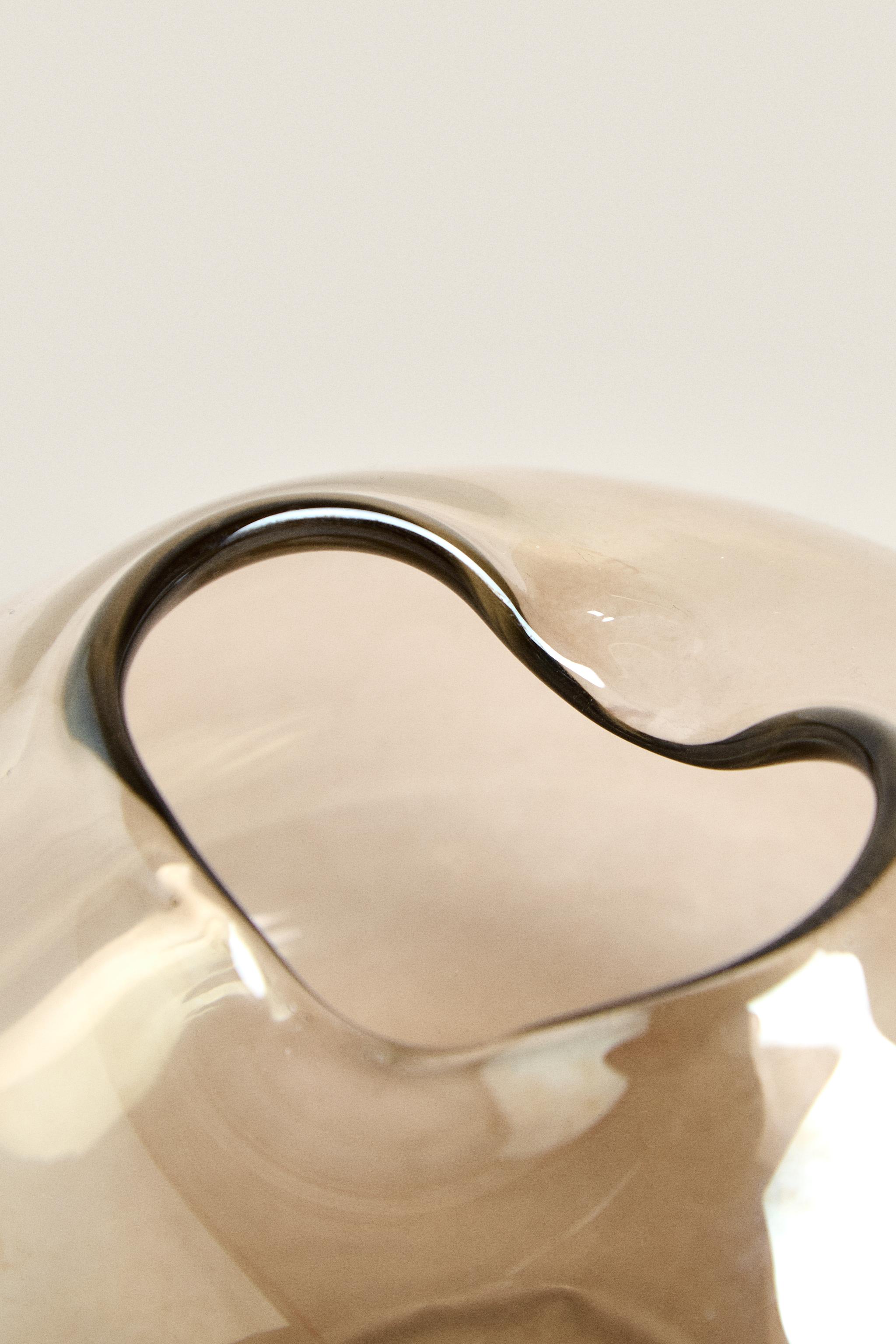 LOW SHINY GLASS VASE
